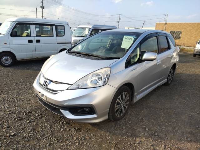 14224 HONDA FIT SHUTTLE GP2 2013 г. (LUM Tokyo Nyusatsu)